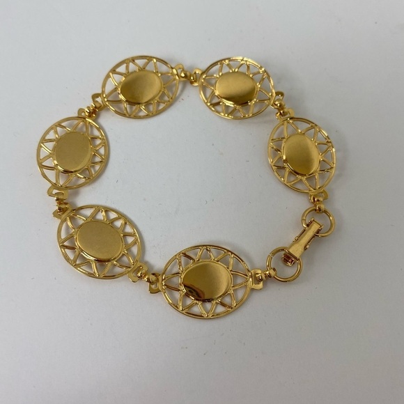 Vintage Gold Tone Bracelet. W/Clasp for closure. Length 3.5’. - Picture 3 of 4